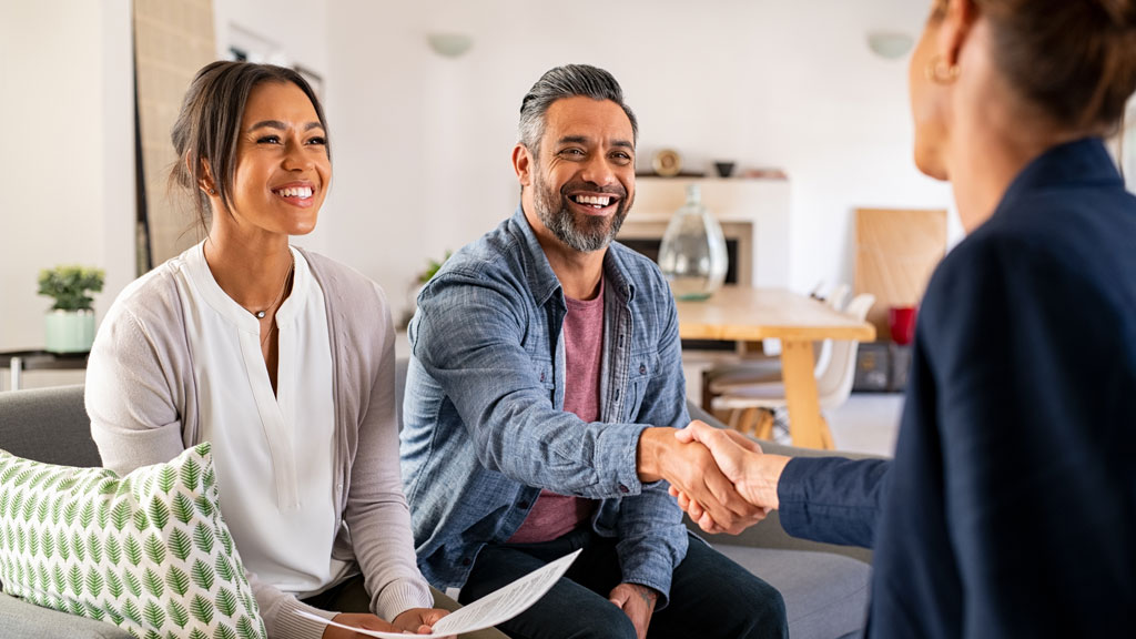 Discussion entre un acheteur et un conseiller immobilier dans une agence
